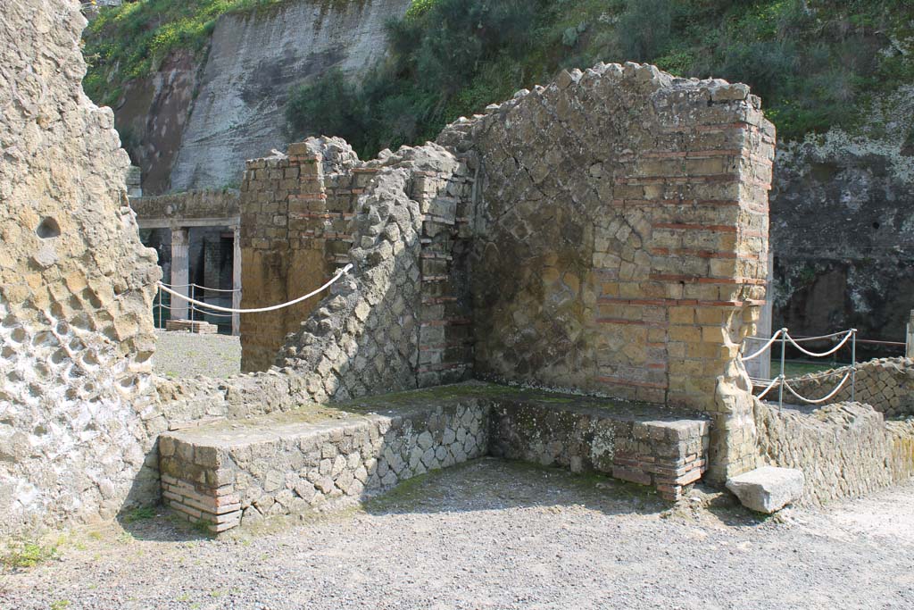Ins. Orientalis II.4, Herculaneum, March 2014. Looking towards north-east corner of large entrance hall.
Foto Annette Haug, ERC Grant 681269 DÉCOR